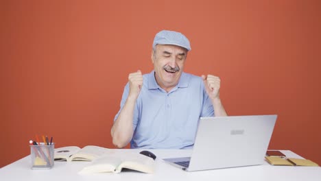 Anciano-Mirando-La-Computadora-Portátil-Aplaudiendo.